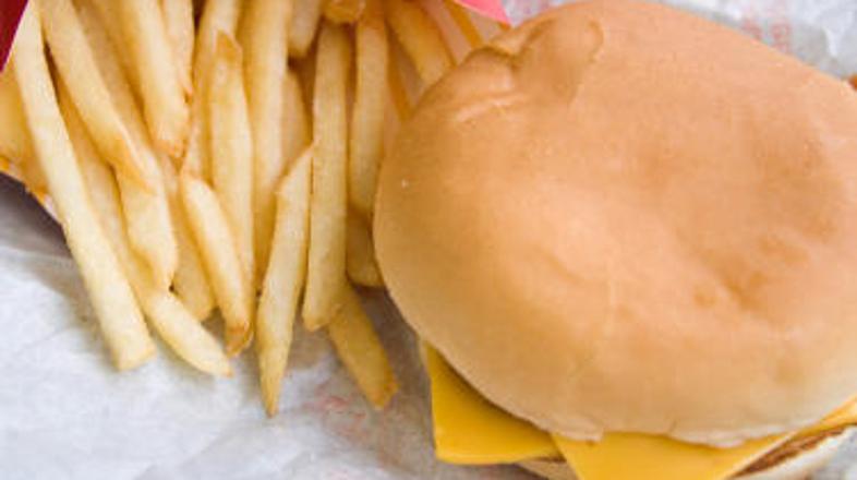 Britanci bodo s svojimi mobilnimi telefoni lahko plačevali v McDonald'su. (Foto: