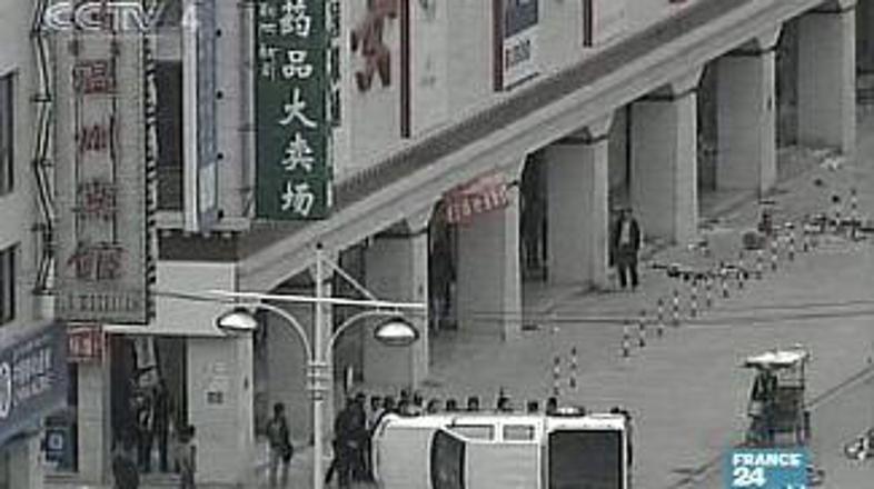 V nemirih v Tibetu naj bi življenje izgubilo okoli sto ljudi.