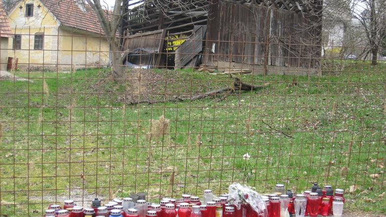 Pred domačijo Zakškovih so prižgali sveče v spomin na družino. (Foto: Nada Černi