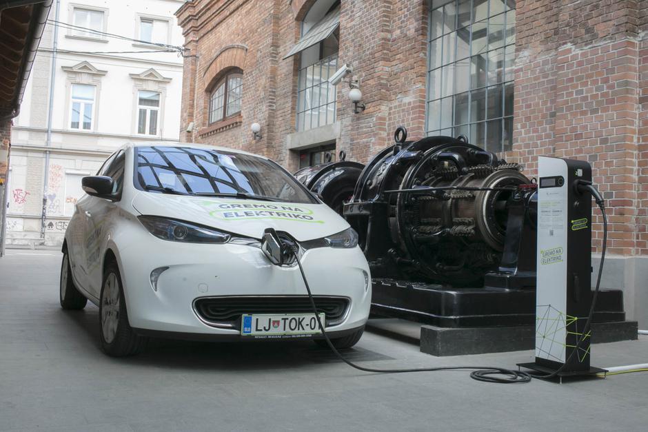 Elektro Ljubljana električna polnilnica električni avtomobil | Avtor: Miha Fras