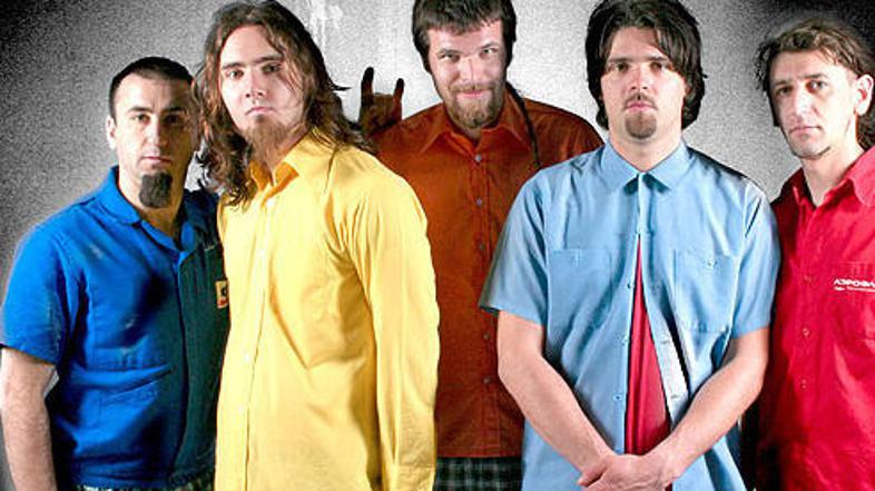 Elvis Jackson je zamenjal bobnarja.