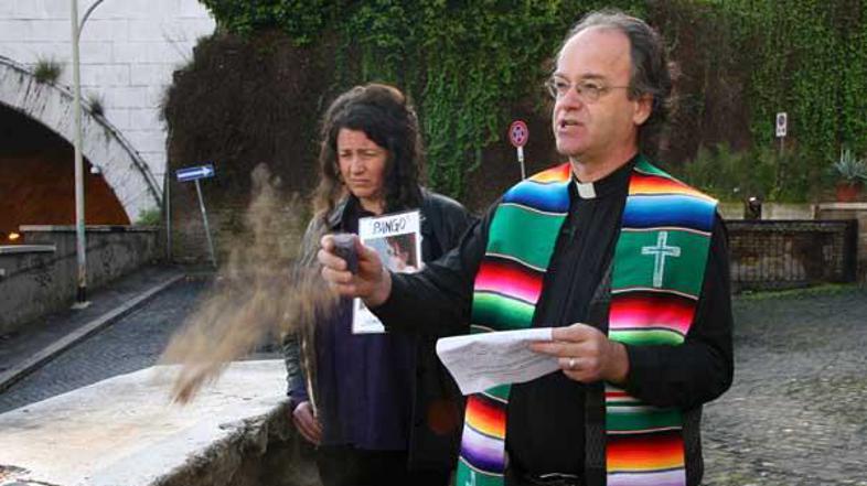 Obred Kevina Annetta v Vatikanu, v spomin pobitim kanadskim staroselcem.