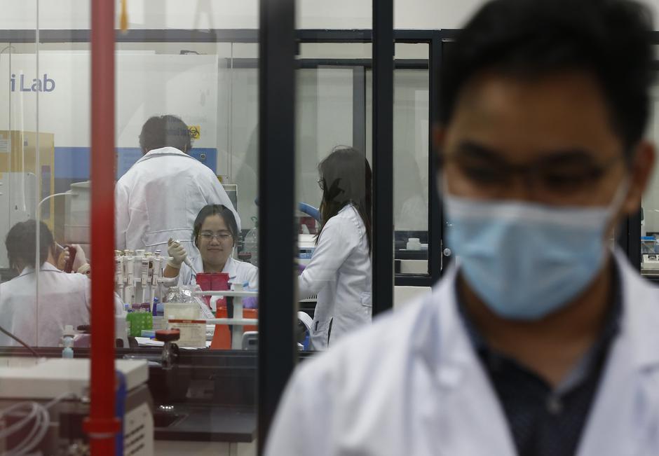 laboratorij COVID-19 koronavirus | Avtor: Epa