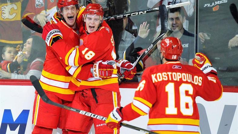 Matt Stajan (na sredini) je v soboto po dolgem času zadel. (Foto: Reuters)