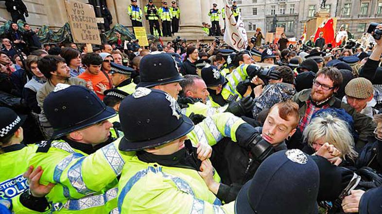 Na londonskih ulicah se je zbralo okoli štiri tisoč protestnikov, ki so se pred 
