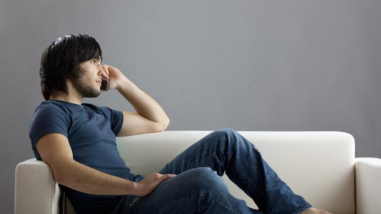 Zivljenje 16.02.11, moski telefonira, telefon, telefoniranje, pogovor, foto: shu