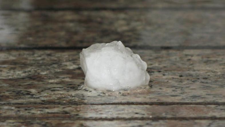 Toča je bila ponekod velika za otroško pest.