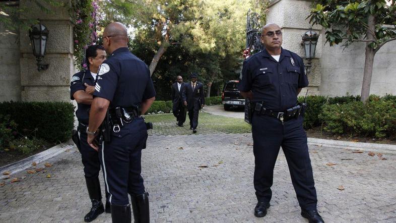 Policisti pred vhodom v dvorec (Foto: EPA)