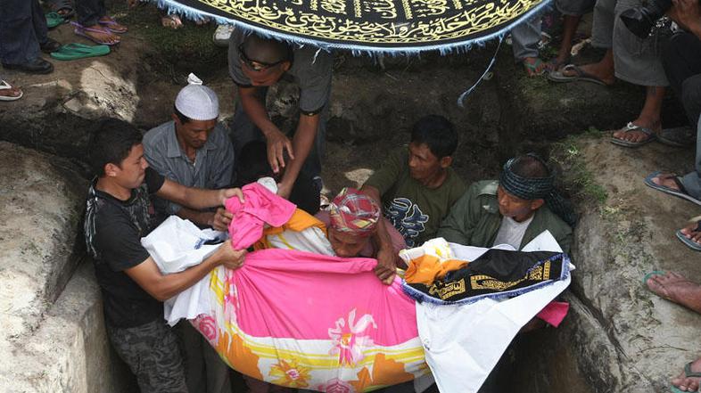 Žrtve masakra so že pokopali. (Foto: EPA)