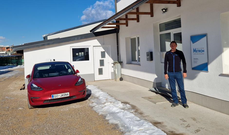 Tesla model 3 pred sedežem podjetja Metron Andreja Pečjaka | Avtor: Žurnal24 