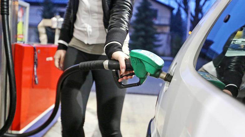 Slovenija 18.02.2014 gorivo, bencin, dizel, tocenje goriva v avtomobil, Petrol, 