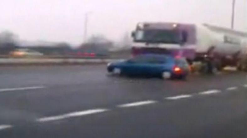 Tragedijo, ki se je na srečo iztekla srečno, je v objektiv ujel anonimni voznik.