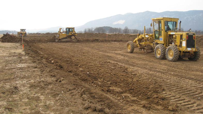 Delavci ljubljanskega SCT s trase prihodnje steze odstranjujejo zgornjo plast ze