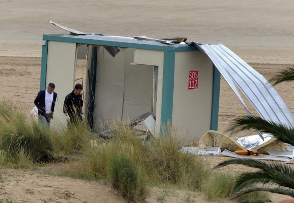 Eksplozije na plaži so povzročile le manjšo gmotno škodo.