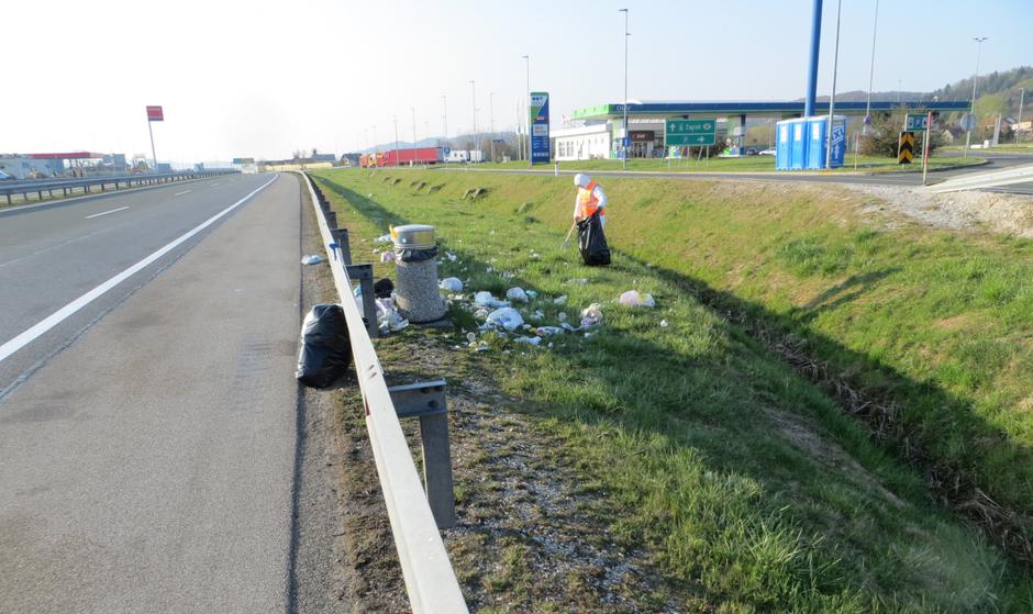 Smeti ob cestah | Avtor: Dars