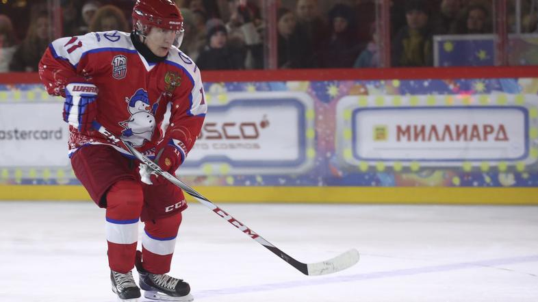 Vladimir Putin igra hokej