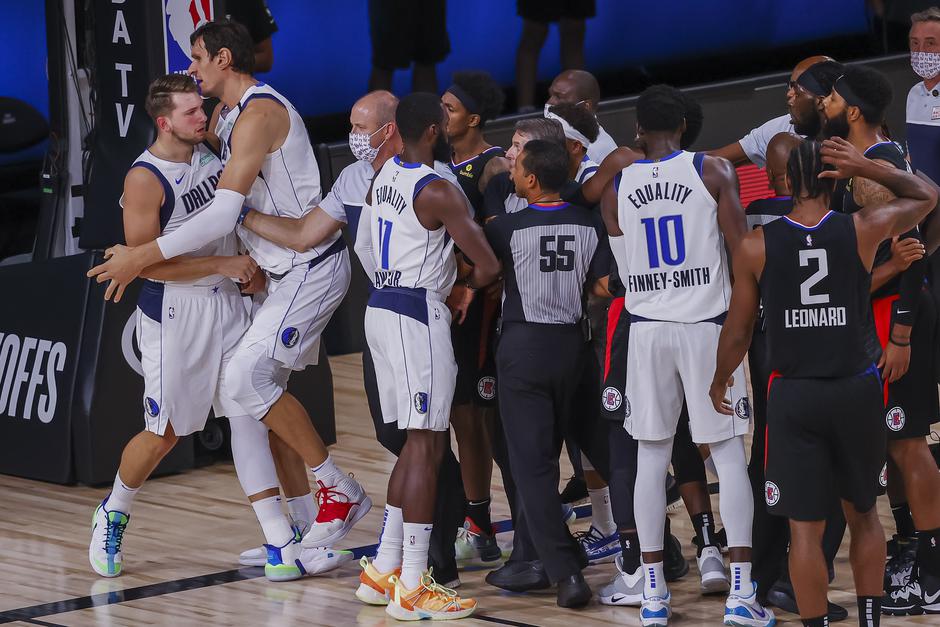 Luka Dončić in Marcus Morris | Avtor: Epa