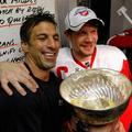 Chris Chelios (levo) bo po osvojenem Stanleyjevem pokalu vztrajal vsaj še eno se