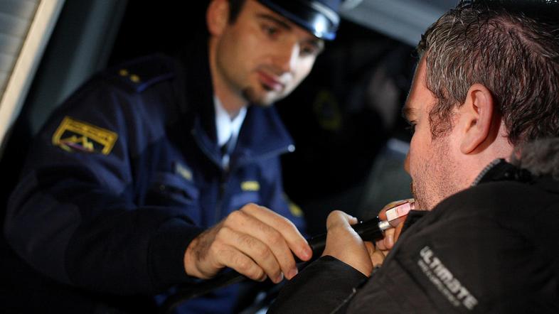 Na anketno vprašanje "Ali policisti postopke po vašem izvajajo po črki zakona?" 