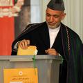 Sedanjemu predsedniku Hamidu Karzaiju po napovedih v tekmi za predsednika kaže n