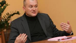 Franc Kangler je pokazal tudi zapisnik o njegovem zaslišanju. (Foto: Nino Verdni