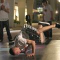 Za plesno spodbudo skrbi skupina profesionalnih plesalcev.