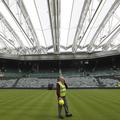 Na osrednjem igrišču v Wimbledonu potekajo še zadnji pregledi strehe pred prvim 