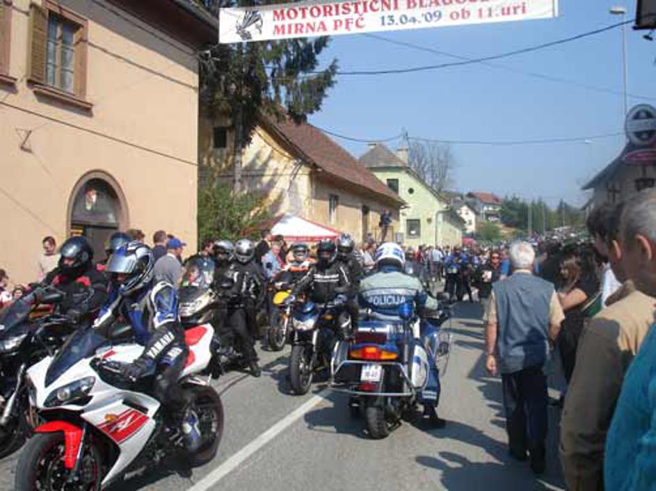 Po ocenah organizatorjev je bilo v Mirni Peči med osem in devet tisoč motoristov