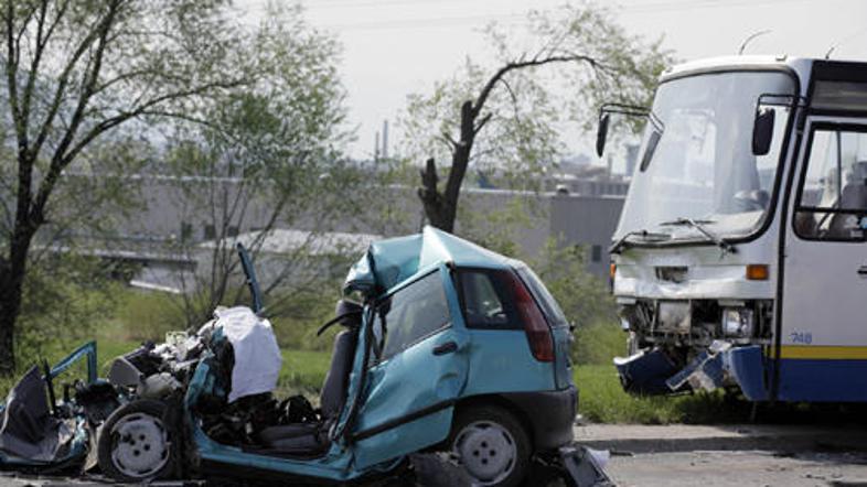 Vzrok za nesrečo je bilo nepravilno prehitevanje.