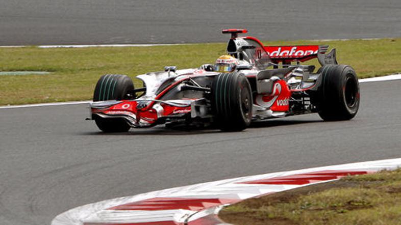 Lewis Hamilton je bil na obeh prostih treningih za las hitrejši od Felipeja Mass