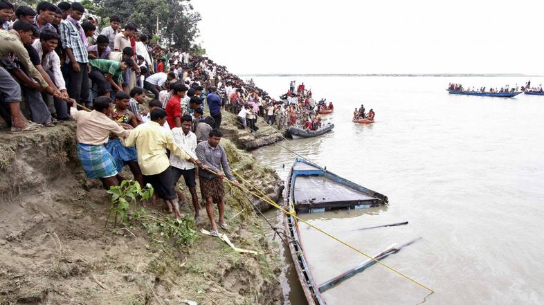 nesreča trajekta v INDIJI
