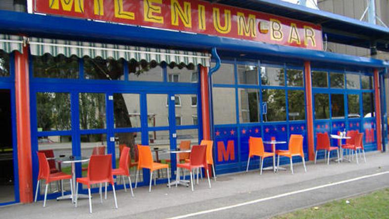 Mizice in stoli na pločnikih motijo predvsem pešce, a dovoljenja zanje izdajo na