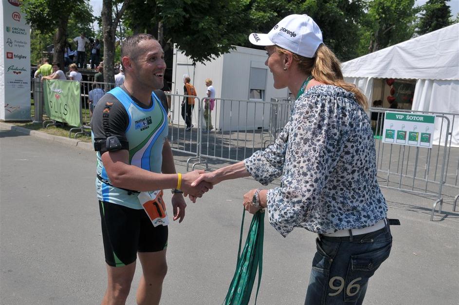 Če želite visokoresolucijsko fotografijo, nam pošljite elektronsko sporočilo na 