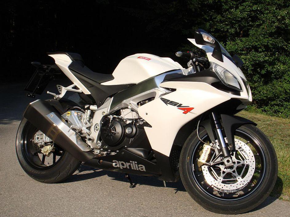 RSV4R boste vzljubili na prvi pogled ali pa ga ne boste hoteli več pogledati. Ta