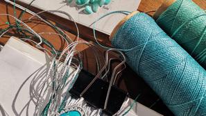 Izdelovanje makrame nakita vrvive na mizi