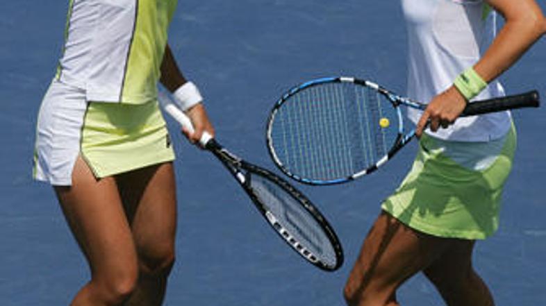 Katarina Srebotnik in Ai Sugijama sta se brez težav uvrstili v drugi krog.