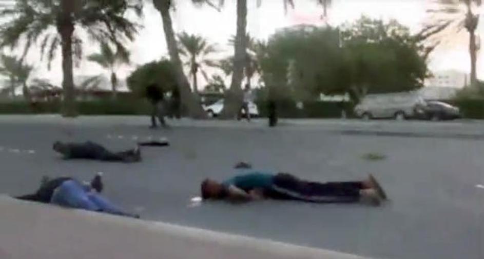 Na internetu se je pojavil grozljiv posnetek bahrajnskih varnostnih sil, ki brez