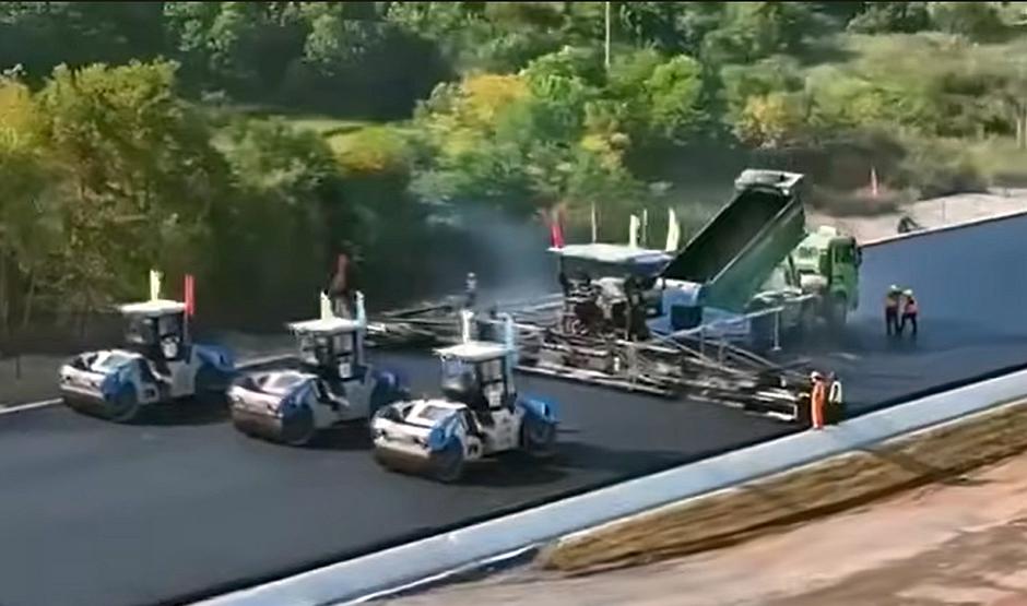 avtonomni stroji asfaltiranje avtoceste | Avtor: Youtube printscreen