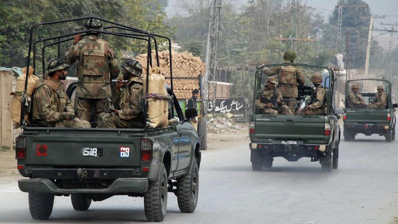 Pakistanska vojska patruljira.