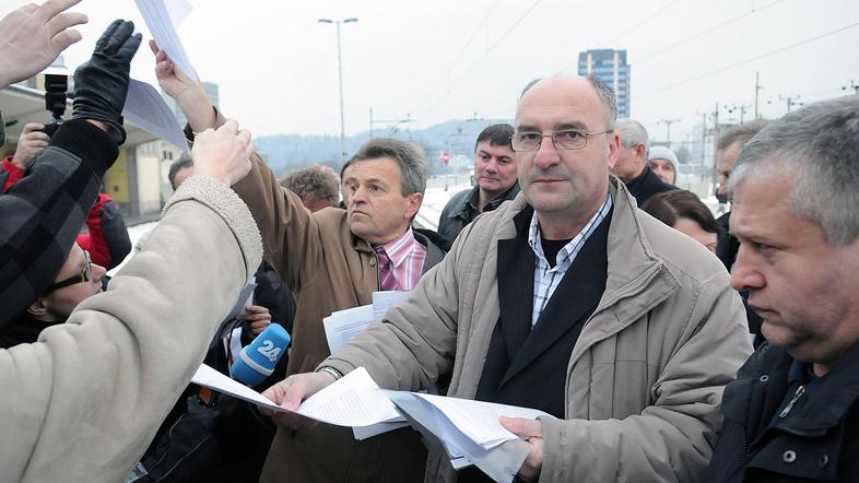 Novinarska konferenca je bila kar na peronu železniške postaje. (Foto: Dejan Mij