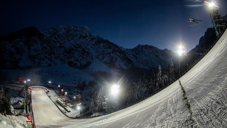 Planica reflektorji SP v poletih