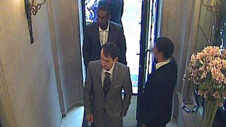 Roparja sta obraza pokazala kameram, a se je izkazalo, da gre za maski.