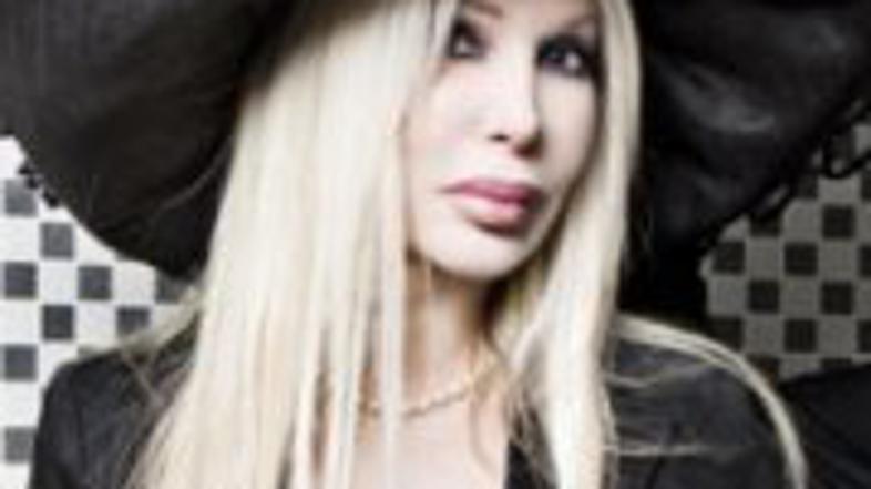 Ivana je v Sloveniji predvsem znana kot nekdanje dekle Jana Plestenjaka. Zvezo z