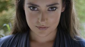 Ana oblikuje z rokami, z glavo in z idejami, ki združujejo njeno poznavanje mate