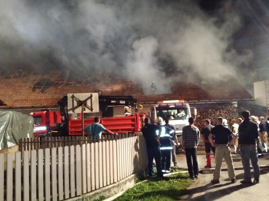 Požar hleva v Mostah