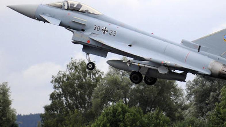 Pakistanska vojska je streljala na Natove helikopterje na območju okrožja Tanai.