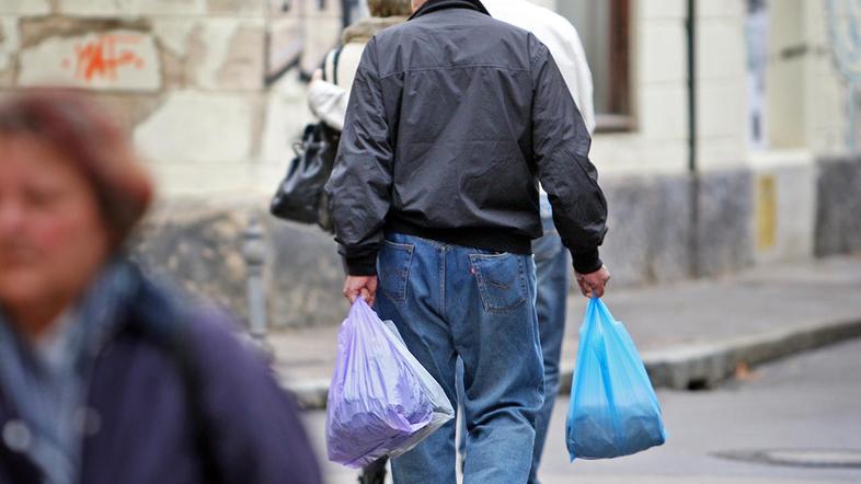 Šest poslancev je pozvalo Žarnića, naj omeji nepotrebno embalažo, med drugim vre