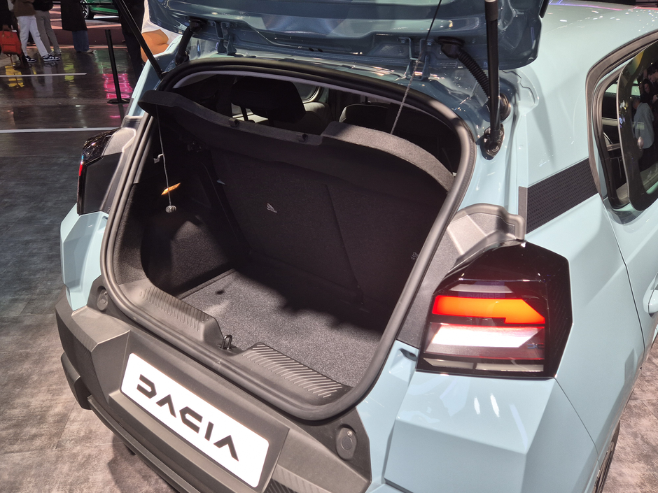 Dacia na avtomobilskem salonu v Parizu | Avtor: Gregor Prebil