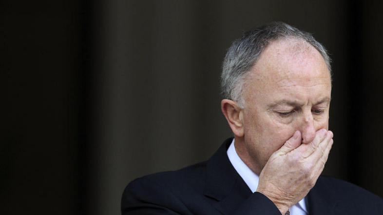 Irski pravosodni minister Dermot Ahern ni mogel skriti pretresenosti zaradi vseb