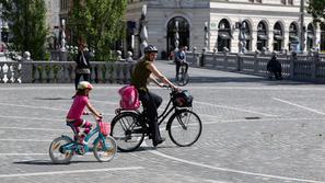 Kolesarjenje starša z otrokom otrok na kolesu